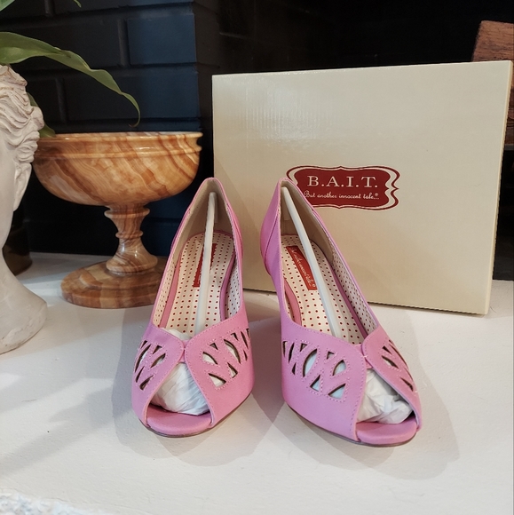 LAST CHANCE New in box pink vintage style peep toe heels - Picture 2 of 5